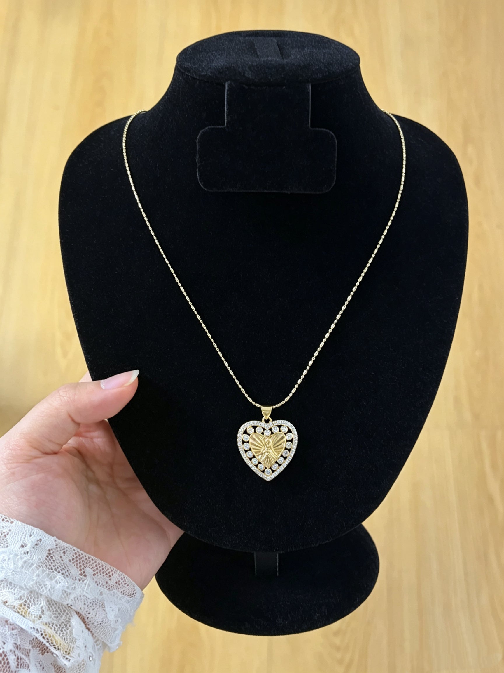 Collar de la Virgen María con Corazón