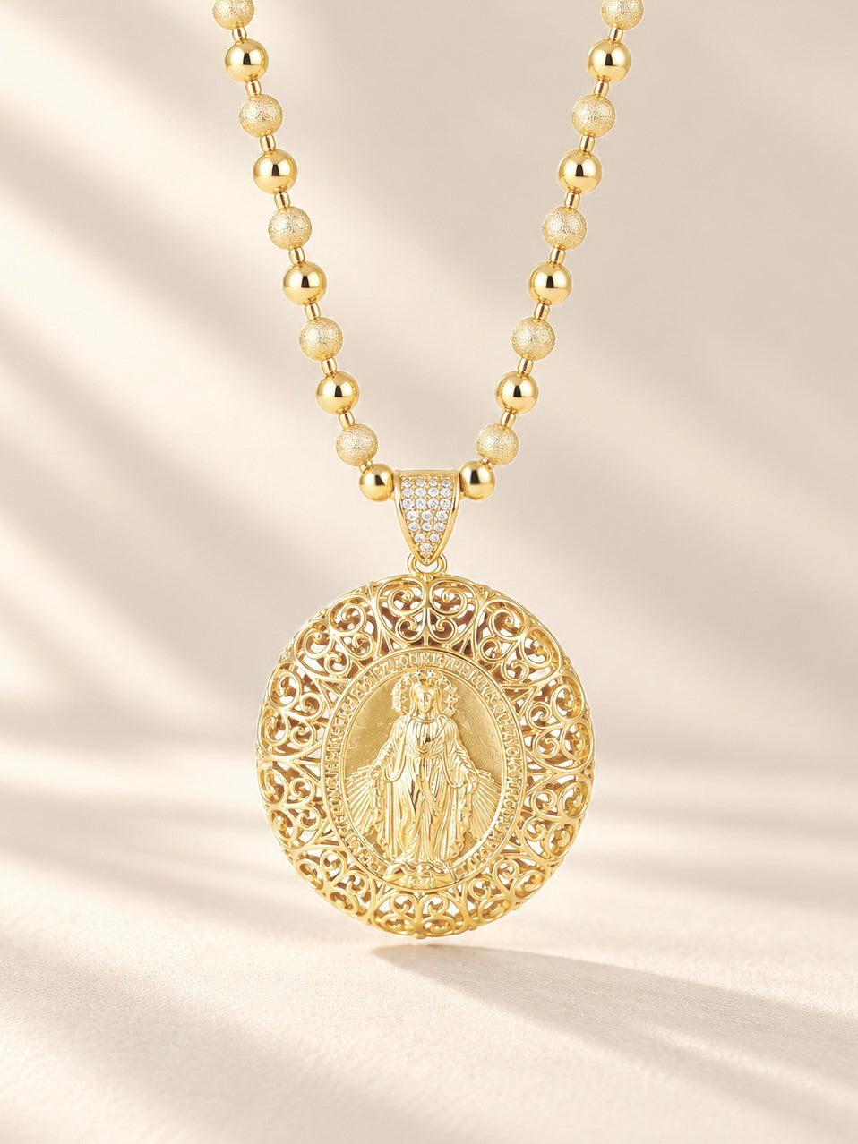 Collar con filigranas de la Virgen María