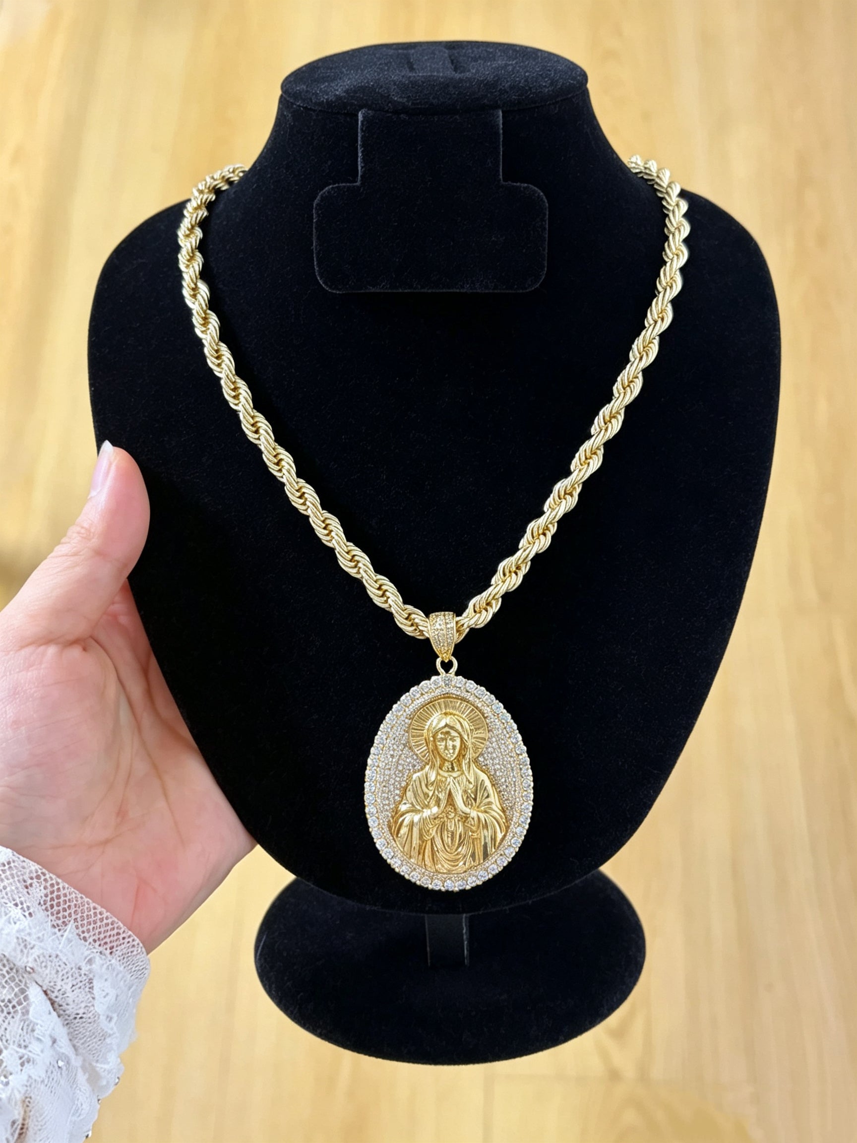 Collar de la Virgen María CZ