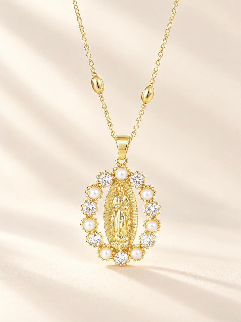 Collar de la Virgen María con flores
