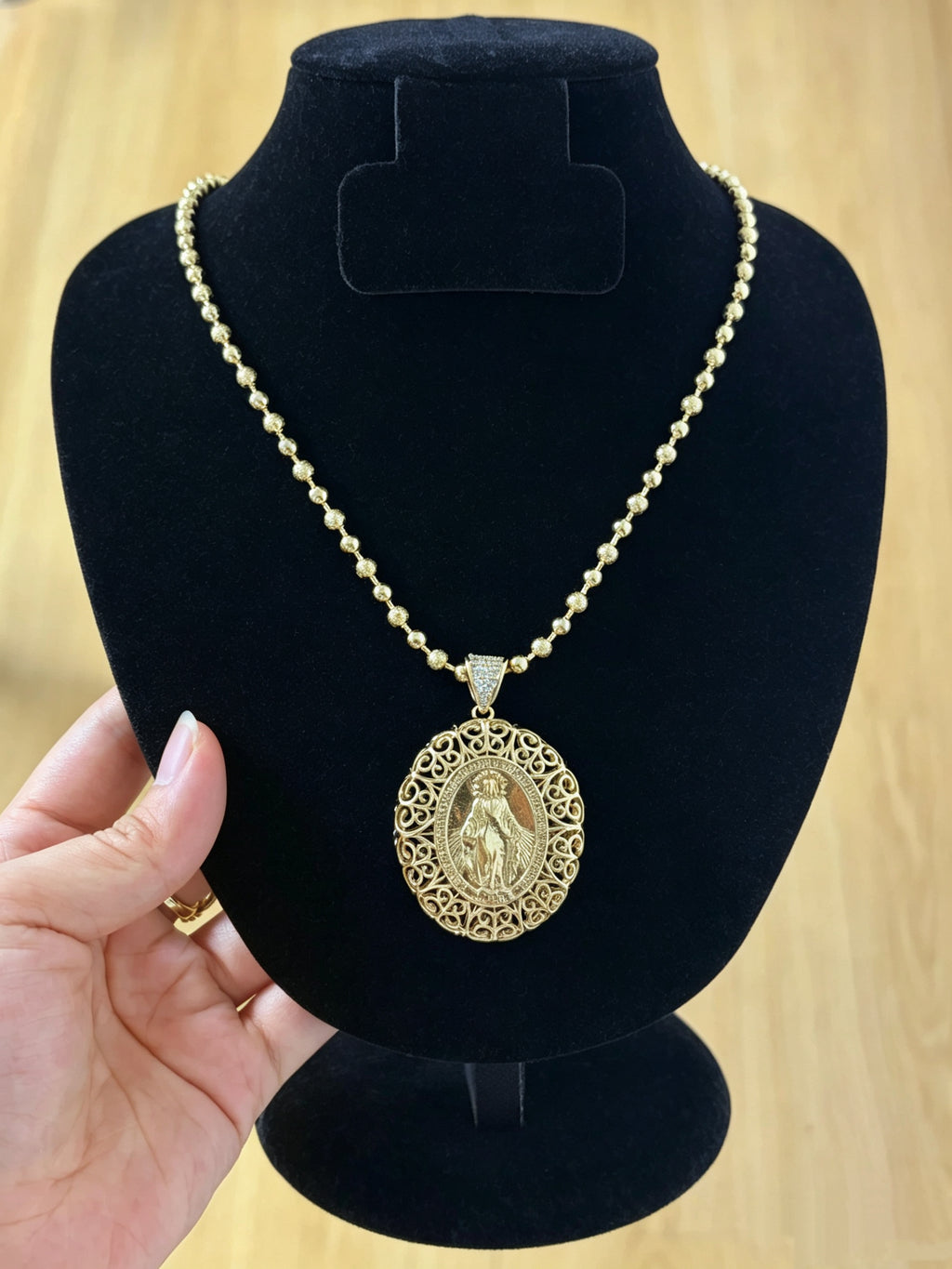 Collar con filigranas de la Virgen María