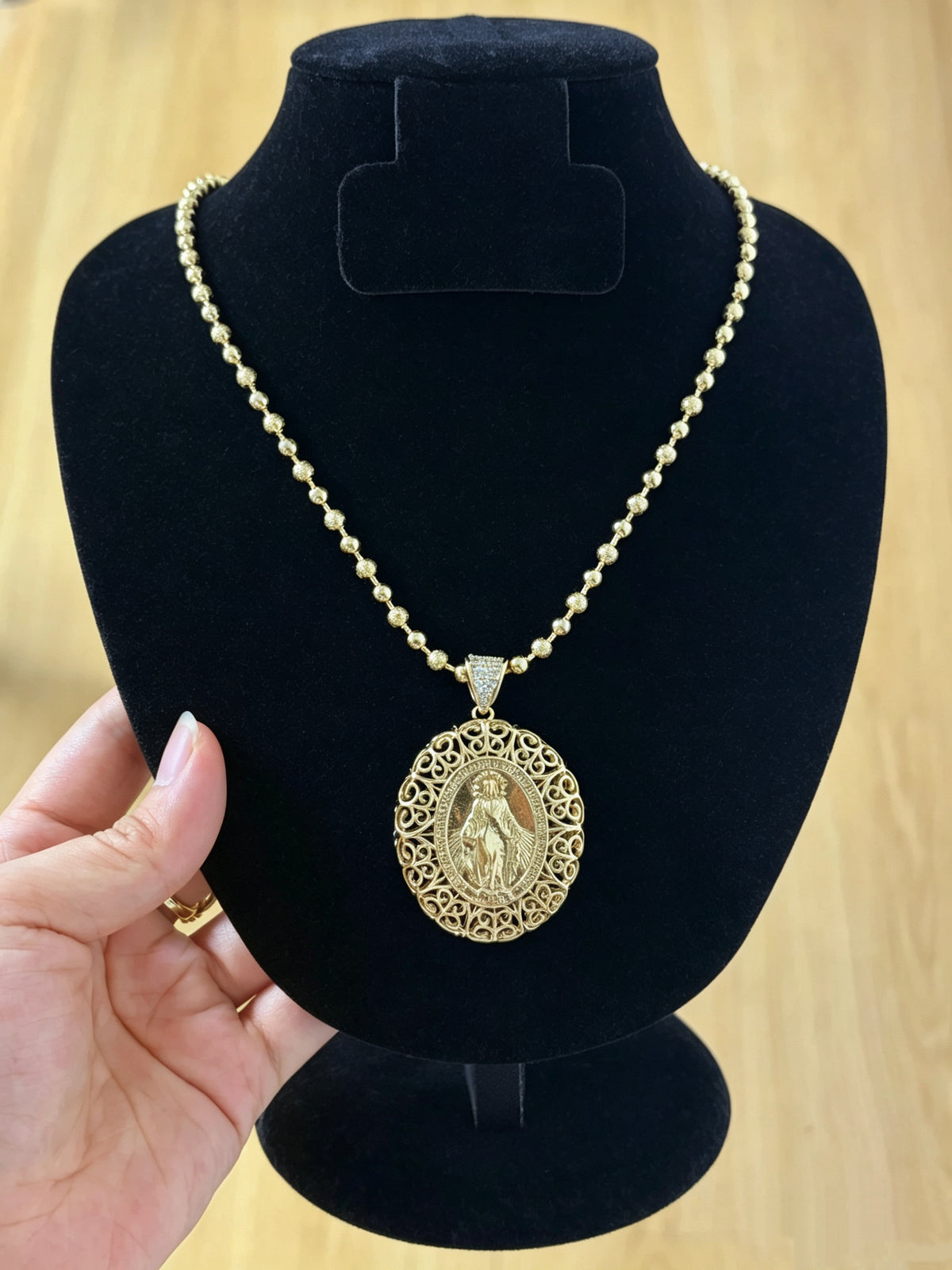 Collar con filigranas de la Virgen María