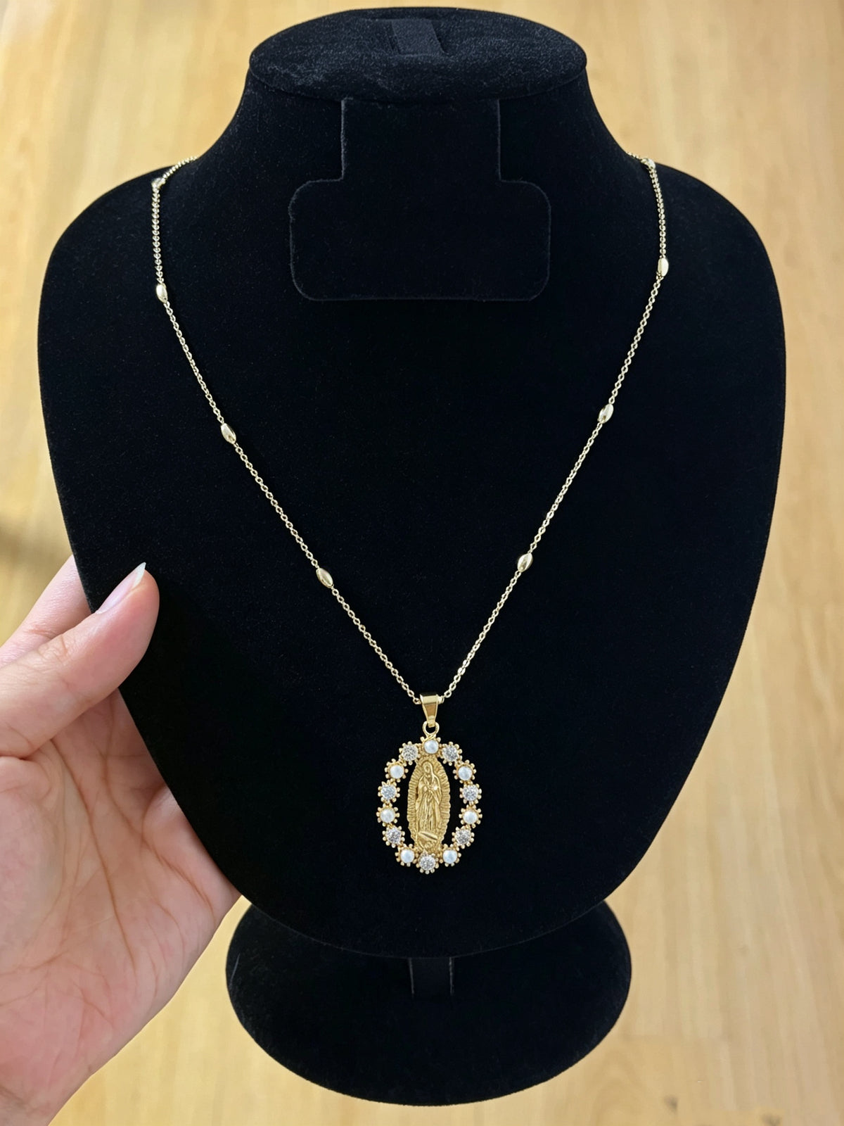 Collar de la Virgen María con flores